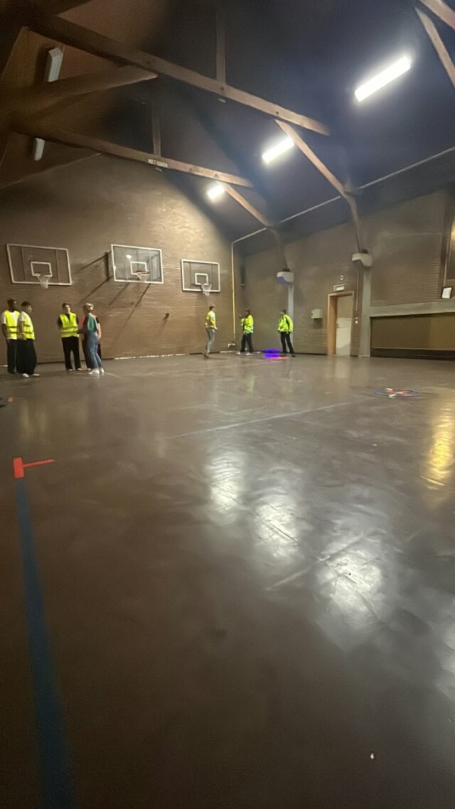 Onze leerlingen van het derde jaar genoten van twee topdagen vol plezier, avontuur en beweging tijdens de ‘Gouden Dagen’ in Bokrijk en omgeving! 🤩
Met de fiets trokken we richting Bokrijk, klaar voor een gevarieerd programma.
Op donderdag volgde iedereen samen een boeiende activiteit met Arktos én een spannende escapewandeling op het Tenkie-terrein.
’s Avonds werd er nog volop gelachen en bewogen tijdens een gezellige sport- en spelavond.
Op vrijdag gingen de leerlingen per klas hun eigen weg:
• 3S koos voor sportieve uitdagingen in Kattevennen.
• 3EMT en 3TW volgden workshops op de T2-campus en speelden een interactief Sherlock Holmes stadsspel in Genk.
• 3EL combineerde activiteiten op de T2-campus met een boeiend bezoek aan het Mijndepot in Genk.
Twee dagen vol teamspirit, ontdekking en onvergetelijke ervaringen! 🥳
#tisjbilzen #tisjleukgeweest #GoudenDagen #Bokrijk #Arktos #Escapewandeling #Kattevennen #T2Campus #SherlockHolmes #Mijndepot #Genk #DerdeJaar #Schoolleven