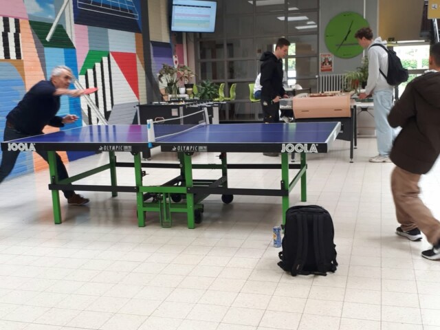 Wat een topdag met onze leerlingenraad! ☀
Vandaag genoten onze leerlingen van een extra lange pauze vol leuke sportactiviteiten, plezier en gezellig samenzijn.  Natuurlijk mochten heerlijke frietjes daarbij niet ontbreken! 

Het was fijn om zoveel blije gezichten, enthousiasme en verbondenheid te zien. Samen lachen, sporten en genieten: dát maakt onze school zo bijzonder! 

Bedankt aan iedereen die erbij was en mee hielp om er een geslaagde dag van te maken! 

 #leerlingenraad #sportenensmullen #gezelligheid #schoolplezier #frietjesdag