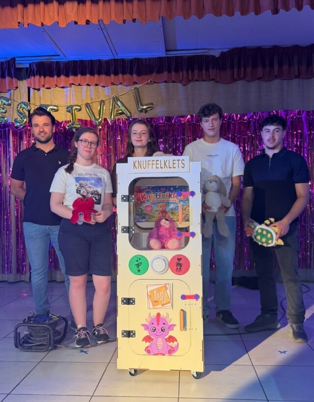 Trots op wat onze leerlingen en leerkrachten van TISJ hebben gerealiseerd! 🧡🖤

Samen met VBS Het Klein Kasteeltje en Hogeschool PXL werkten we mee aan de droommachine ‘Knuffelklets’. Een bijzonder project waarbij een idee van kinderen werd omgezet in een echte, werkende machine.

Een mooie showcase van technisch vakmanschap, creativiteit en samenwerking tussen verschillende onderwijsniveaus. Proficiat aan iedereen die hieraan heeft meegewerkt! 👏

Gisteren werd deze voorgesteld op het schoolfeest in Rijkhoven.

Vandaag tijdens onze opendeurdag kan je de machine komen bezichtigen trouwens. Tot straks? 😉

#TISJ #TrotsOpTISJ #MyMachineVlaanderen #Techniek #STEM Samenwerking Onderwijs BilzenHoeselt