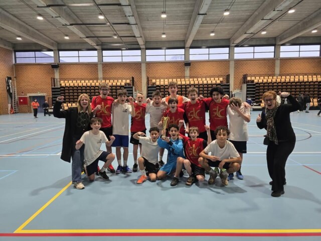Onze school was deze namiddag sterk vertegenwoordigd tijdens de scholencompetitie in De Kimpel 💪🏆.
Met trots mogen we zeggen dat onze twee teams de 1e én 4e plaats behaalden!
Proficiat aan de leerlingen voor hun inzet, teamwork en sportieve spirit 👏🔥!