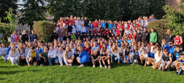 Morgen is het Dag van de Sportclub. Wij hebben vandaag onze sportieve leerlingen al extra in de kijker gezet! Ze trokken hun sportoutfit aan en vonden het fijn om hun sportclub te vertegenwoordigen.  Fijn dat we zoveel sportieve leerlingen hebben want sporten betekent: bewegen, plezier maken, uitdagingen aangaan en vooral samen genieten. Een dikke pluim voor alle sportieve toppers!